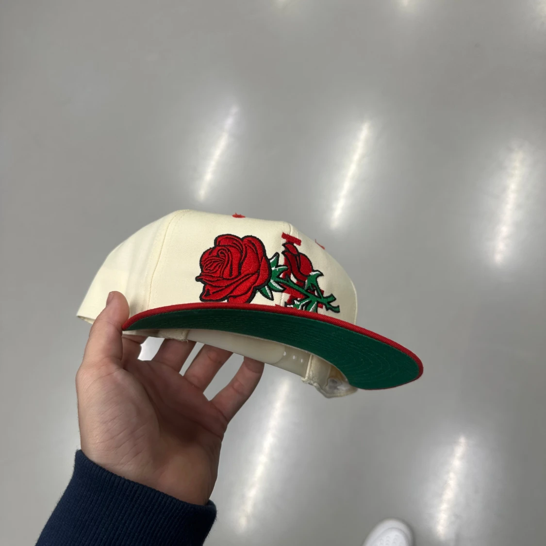 Röd och vit keps med rosbroderi - 2