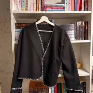 Kofta/jacka - Fin kofta/tunn jacka som är perfekt inför hösten. Jackan är endast använd en gång🤍