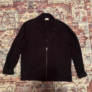 H&M Overshirt - En H&M overshirt i storlek M/L|BRA SKICK, varm och stilren i marinblå|Kontakta vid minsta fråga 🛎️