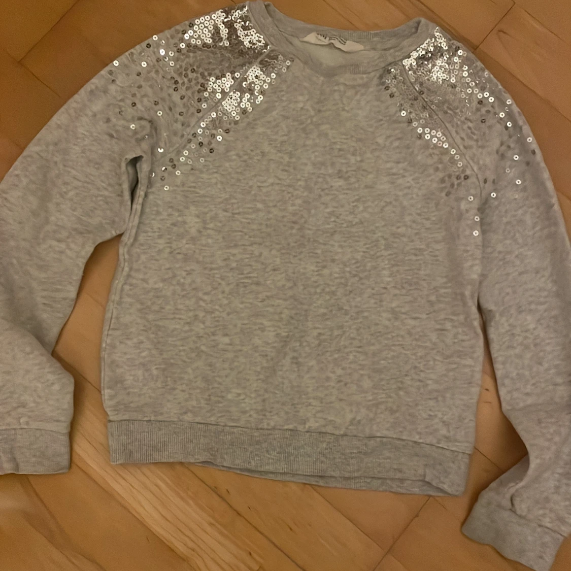 Grå sweatshirt med paljetter från H&M