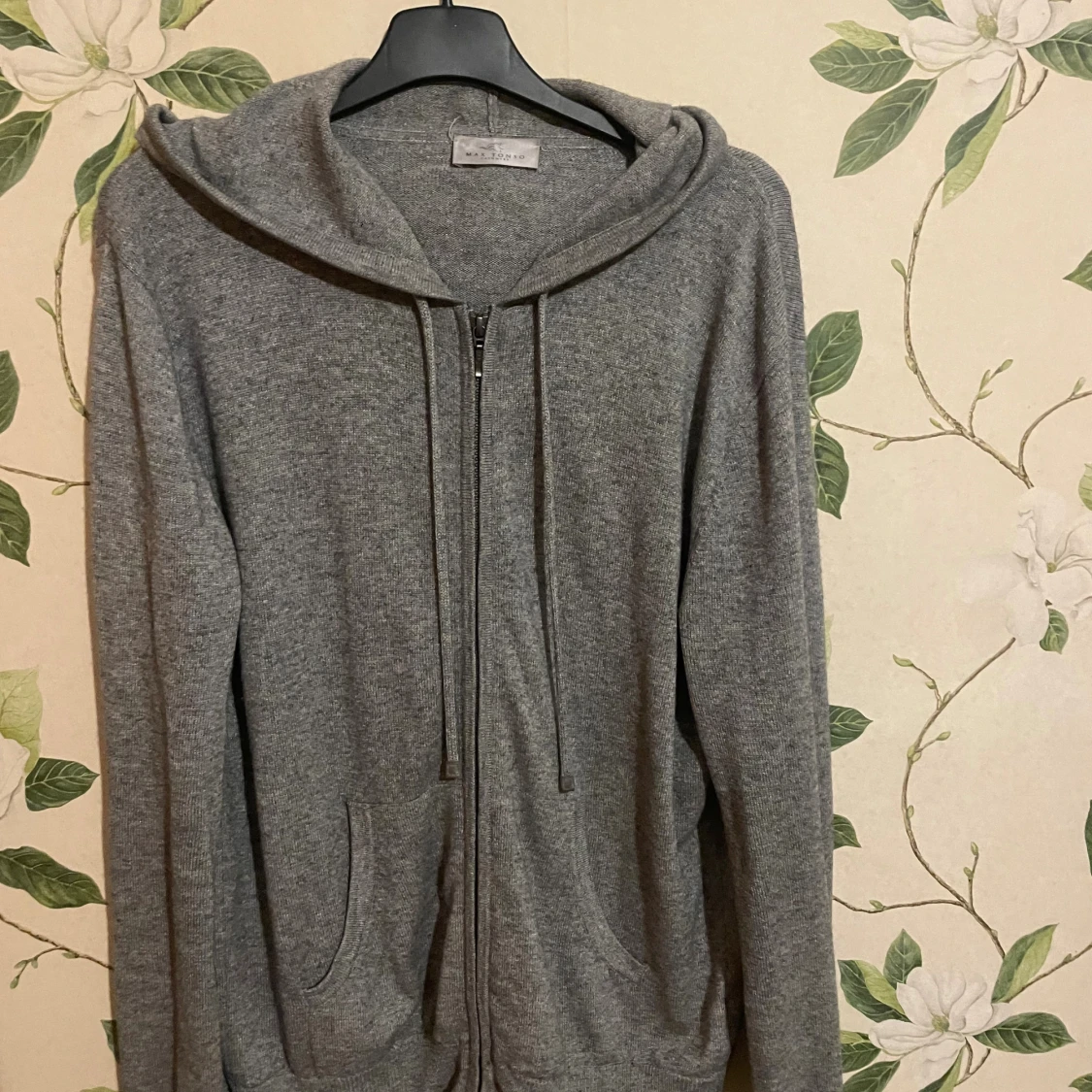 Grå hoodie från Max Tonso