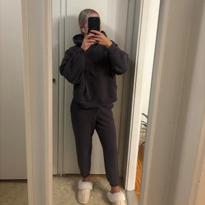 Mörkgrå oversized hoodie med matchande byxor  - Säljer en mörkgrå oversized hoodie med matchande mjukisbyxor i strl xs