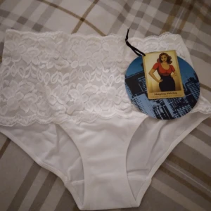 HELT NYA, OANVÄNDA vita shaping-trosor med spets från Lindex, 36-38. - Snygga vita shaping-trosor från Lindex med bred spetskant upptill och mjukt, stretchigt tyg nedtill. Modellen heter Goddess Girdle och har en hög midja som ger en smickrande siluett. Perfekt under tighta kläder för en slät look. Strlk 36-38. Felfria.