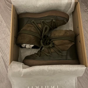 Inuikii - Säljer ett par gröna Inuikii boots. Skorna är i mocka och skinn med ullfoder, perfekta för kalla dagar.