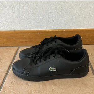 Lacoste skor, oanvända - Snygga svarta sneakers från Lacoste i storlek 38. Skorna är oanvända💌 Pris går att diskutera!!❤️