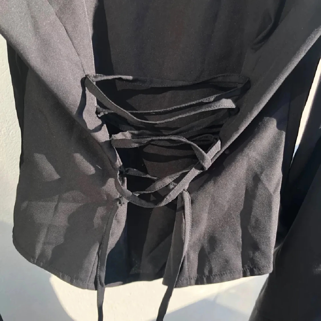 Svart skjorta med snörning i ryggen - 2