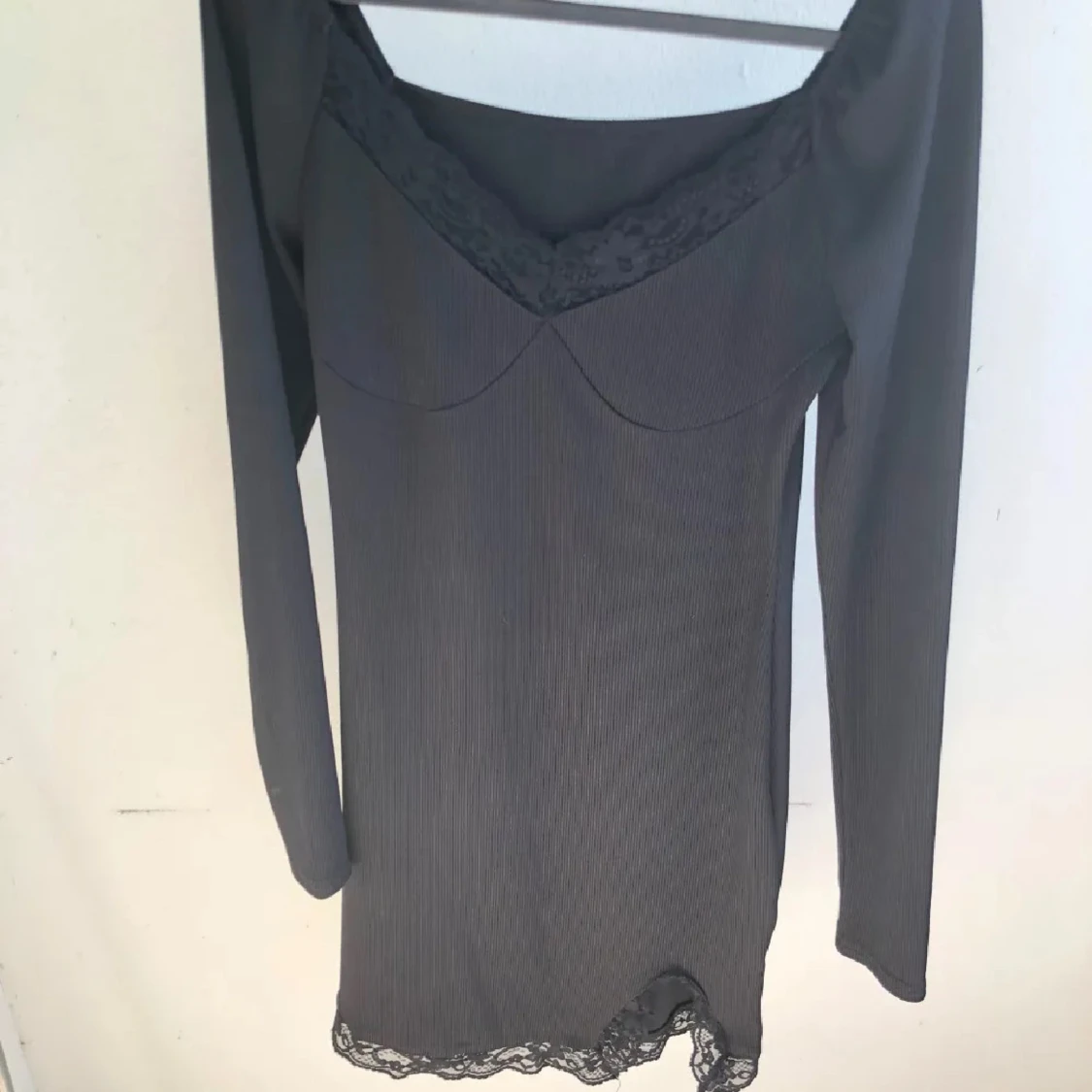 Svart långärmad klänning med spets