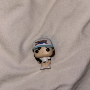 Vit keps Thinking Cap - Säljer en vit keps med blå detaljer och texten 'THINKING CAP' framtill. Kepsen har en klassisk form med böjd skärm och färgglada blixtar som dekoration. Perfekt för dig som gillar coola accessoarer med retrovibe.