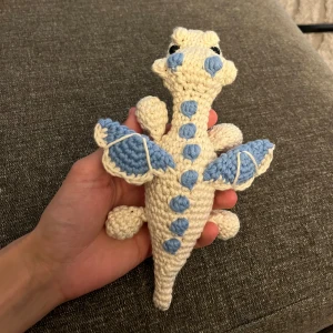 Virkad drake - Virkad av mig. Garn av 100% bomull🩵