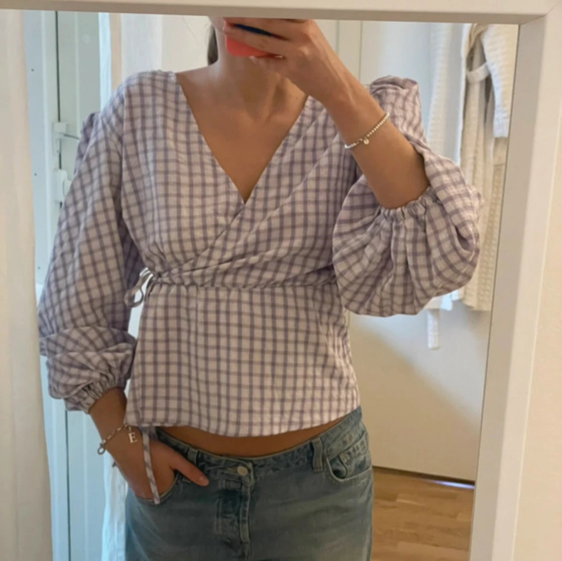 Ljuslila rutig omlottblus med puffärm - 4