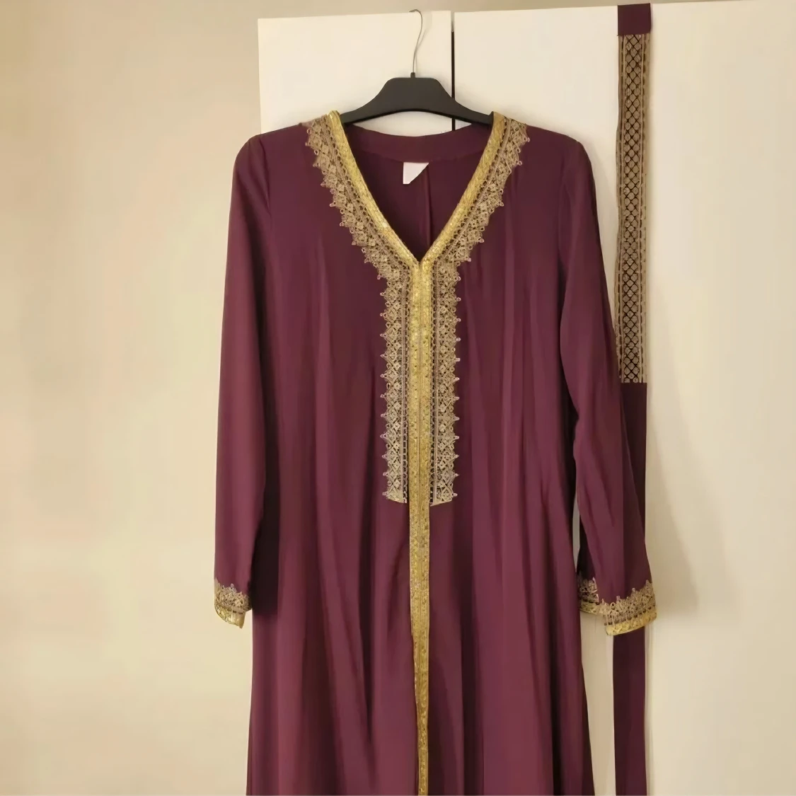 Lång vinröd klänning med gulddetaljer - 1