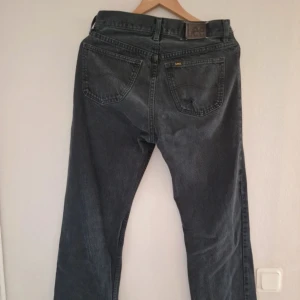 Svarta Lee jeans - Raka svarta jeans från lee, skulle säga att dem är lite mindre i storleken