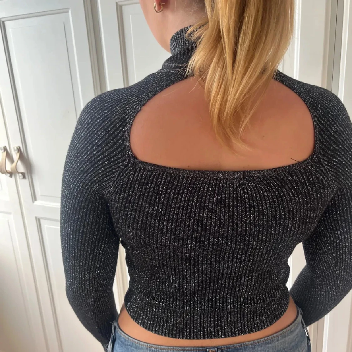 Glittrig croppad polotopp med öppen rygg - 2