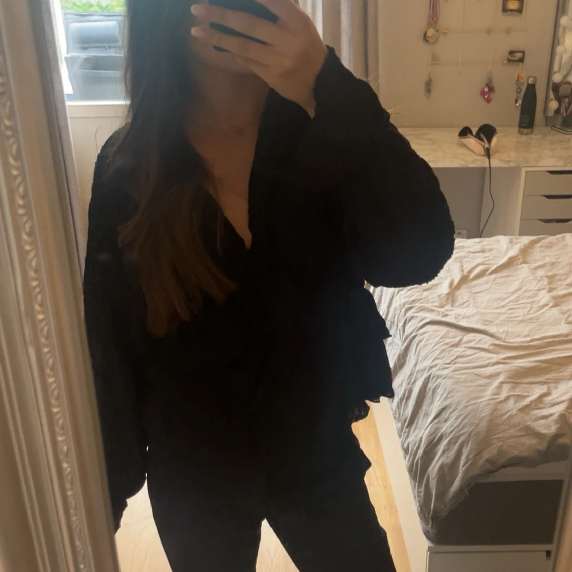 Svart blus med volang - 2