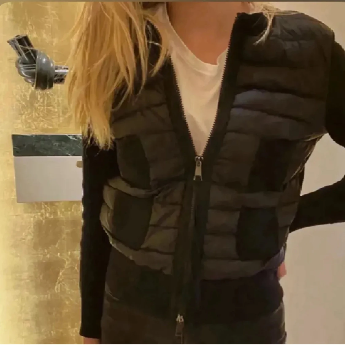 Svart pufferjacka från Moncler - 1