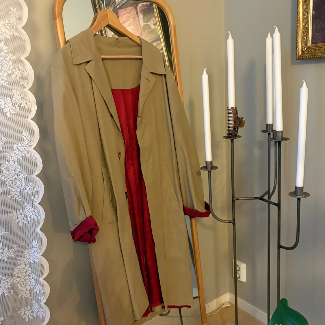 Beige trenchcoat med röd insida