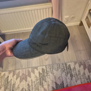 Fendi keps - Snygg svart keps från Fendi, Storlek M men man kan justera den där bak så är nog mer som one size, skick 9/10 använt lite. Skriv om du har fler frågor! (Pris kan diskuteras vid snabb affär)