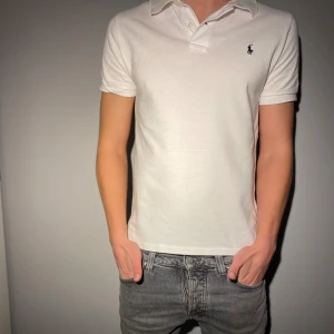 Ralph Lauren Piké - Ralph Lauren Piké använd ett fåtal gånger. Storlek 14-16 (XS). Modellen är 175cm, 64kg. Hör av er vid fler frågor/bilder eller prisförslag☺️