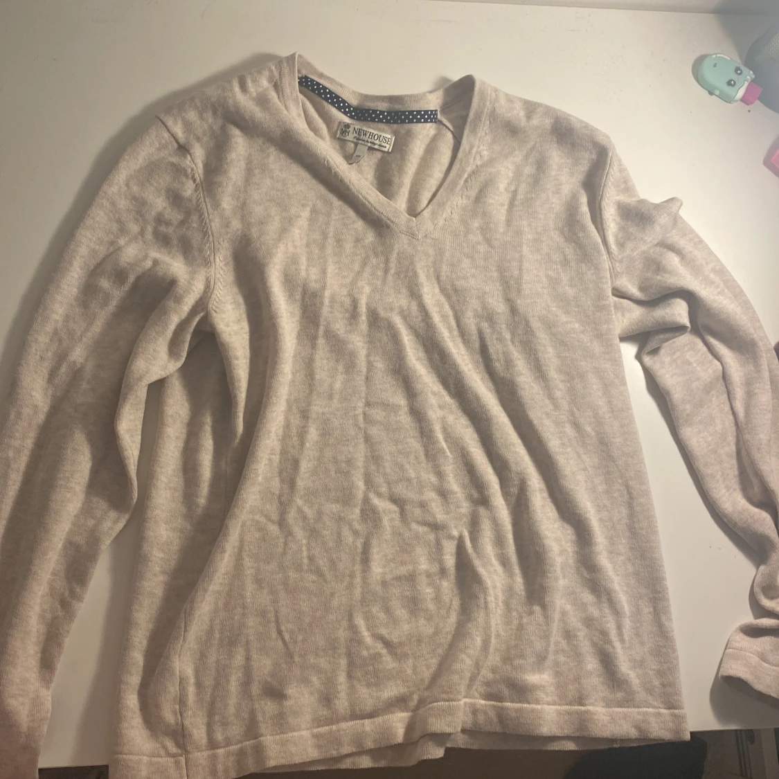 Beige v-ringad stickad tröja Newhouse