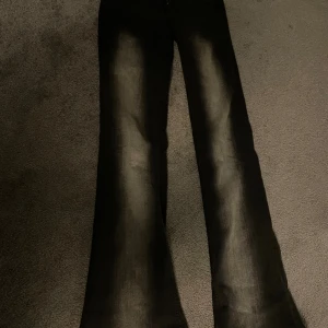  Cheap Monday jeans  - Snygga svarta ”kvarg” jeans från Cheap Monday som är bootcut. Sköna och bra passform. Lite stretchiga i materialet. Använda ungefär 3 gånger. Storleken är 25/32 💗💗