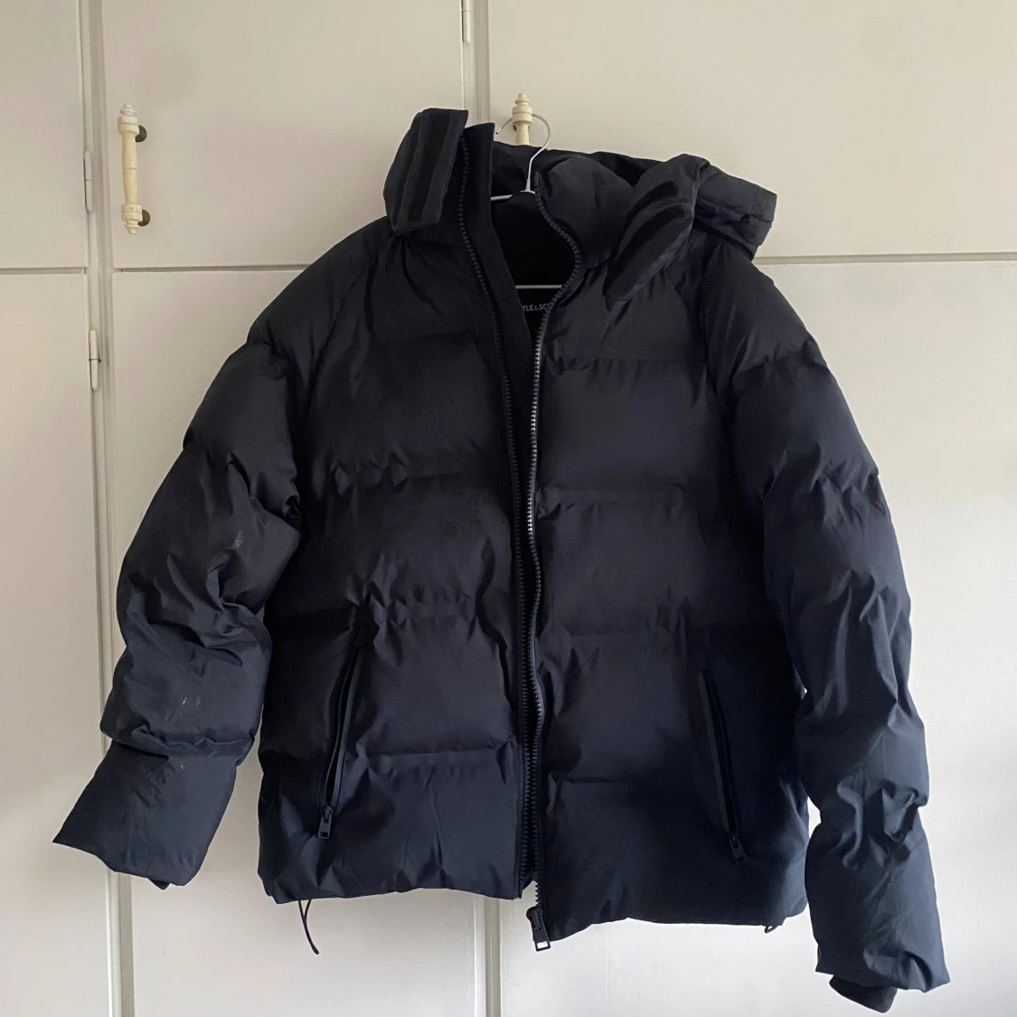 Mörkblå pufferjacka från Lyle & Scott 