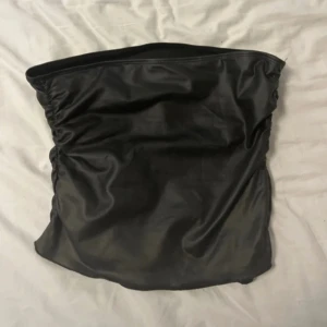 Festlig skinn tubtopp  - Skinn tubtopp i strl S/M. Aldrig använd!