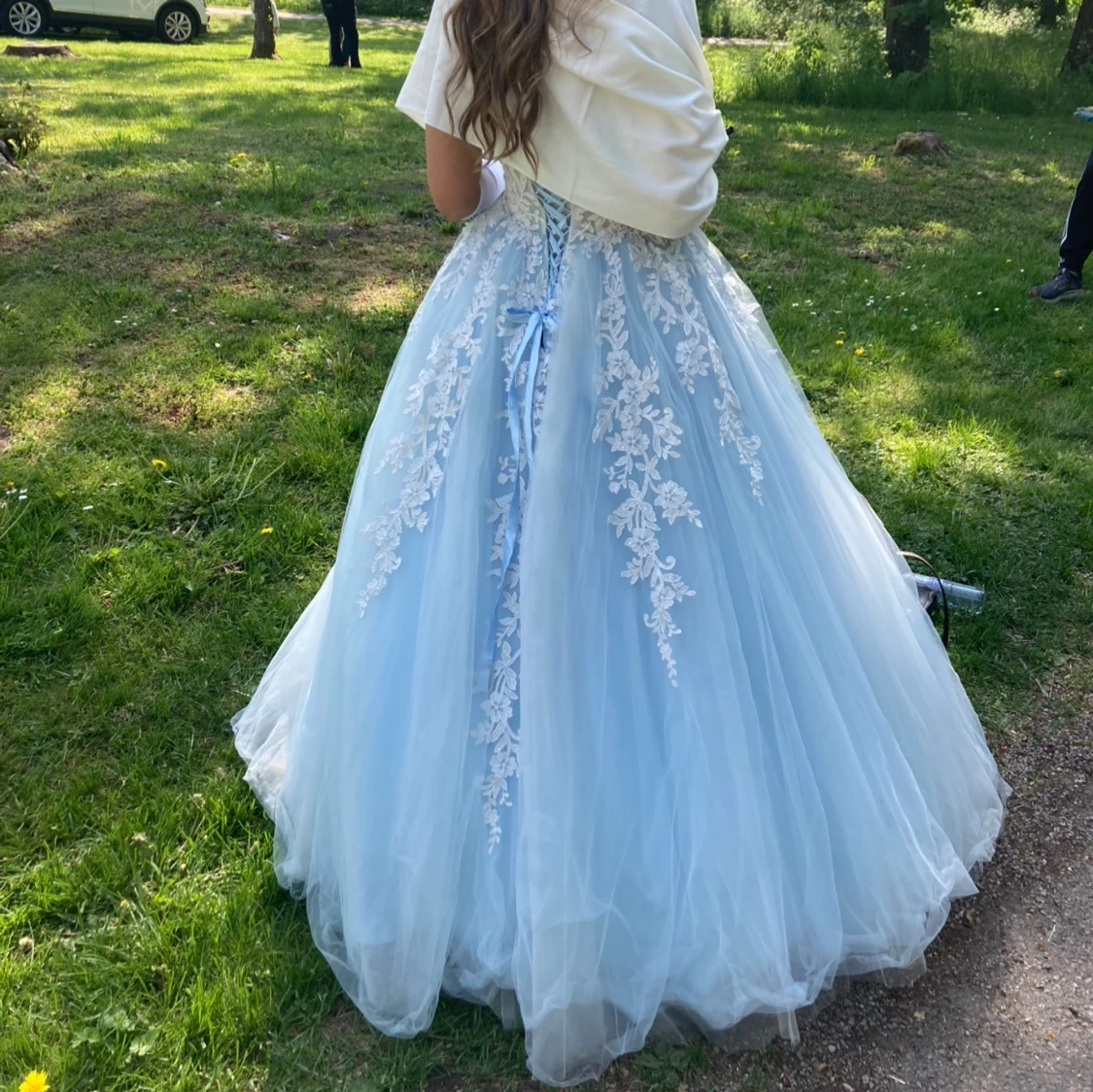 Ljusblå balklänning med spetsdetaljer - 1