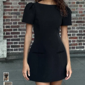 Svart kort klänning med puffärm - Snygg svart klänning med kort längd och puffiga axlar. Slutsåld på Zaras hemsida💓har både i storlek xs och s då ingen av de passade