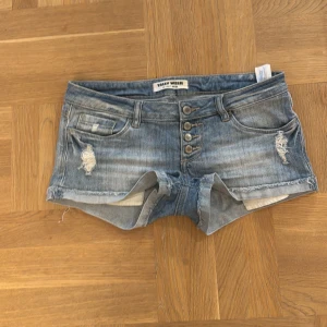 Lågmidjade  jeans shorts  - Jättesnygga lågmidjade jeans shorts från tally weijl, storlek 36. Köpta i Spanien för 650kr, mitt pris är 400kr + frakt, pris kan diskuteras.