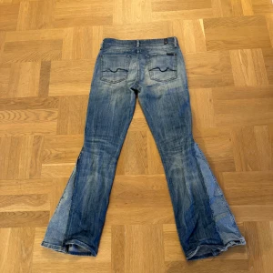 Blå bootcut jeans - Jättesnygga jeans. Dom är utsydda till bootcut som man kan se på sista bilden. Köpta på karlaplansloppisen för 500kr, mitt pris är 350kr + frakt som kunden betalar , priset kan diskuteras.