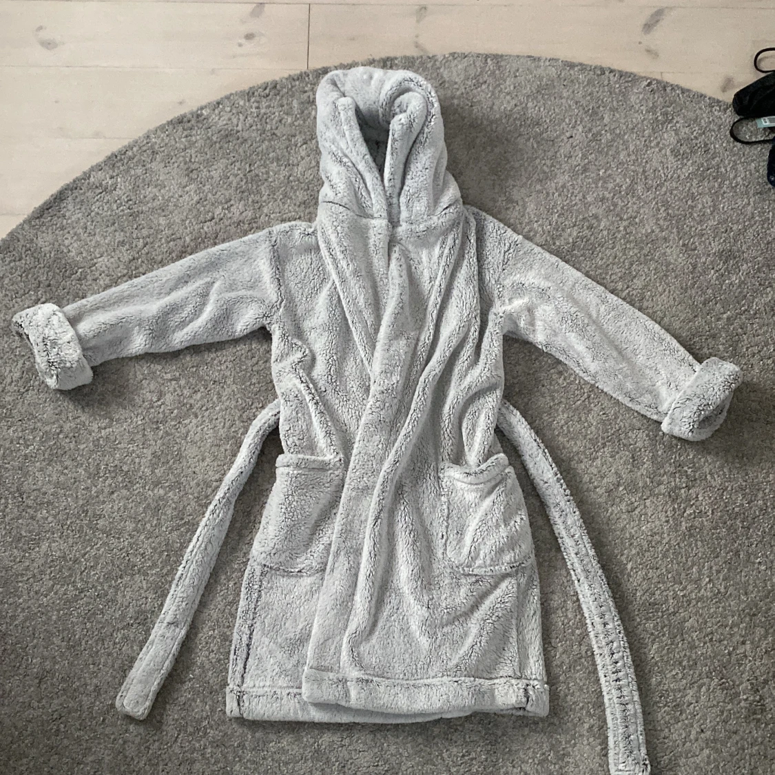 Grå Morgonrock med huva från Next