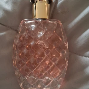 Parfym med unik flaska - rusta - Snygg parfym med rosa innehåll och en flaska som sticker. Helt ny. Köpt från Rusta