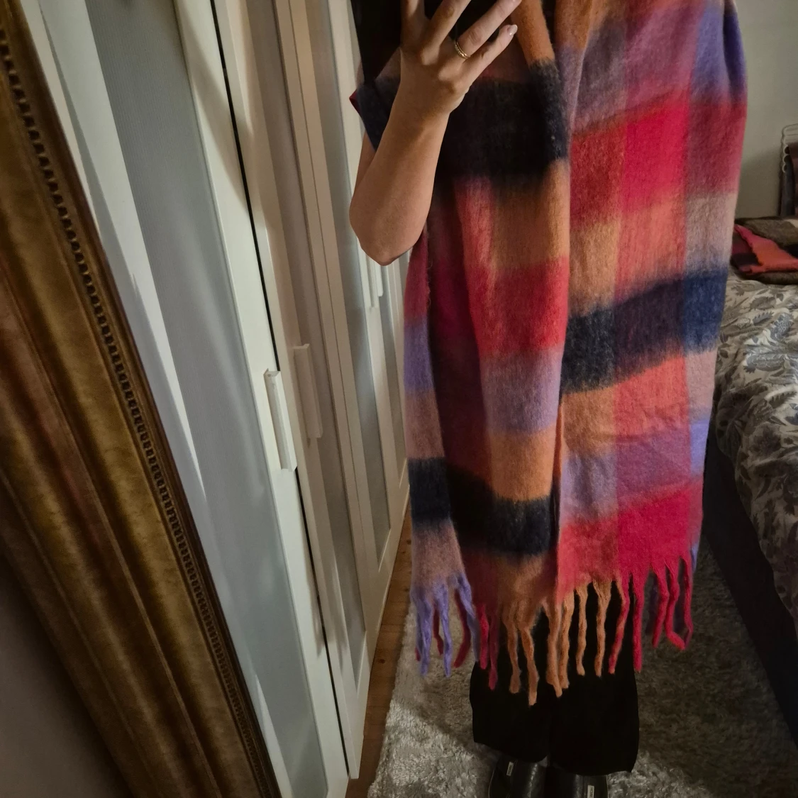 Rutig fluffig halsduk i varma färger - 2