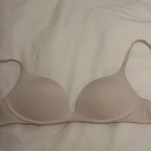 Super Push-Up-bh:n “Gioia” i mikrofiber – The Silky Touch 70C - Säljer den populära Super Push-Up-bh:n “Gioia” i mikrofiber – The Silky Touch från Intimissimi! Materialet är otroligt mjukt och silkeslent. Bh:n är relativt ny, sparsamt använd och i bra och  fint skick – endast tvättad några gånger, så inte helt splitterny men fortfarande jättefräsch. Köpt för bara 3 månader sedan 💕 Säljer bara för att garderoben börjar bli full!