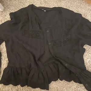 Svart zara blus  - Säljer denna fina zara blus!