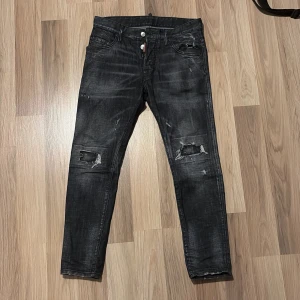 Dsquared2 jeans 42 - Disquared jeans storlek 42, köpta på Farfetch, använda med bra skick
