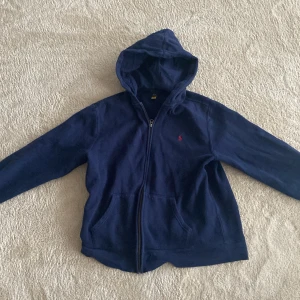 Blå zip up Ralph louren - En blå Ralph louren som är stilig och fin i nyskick