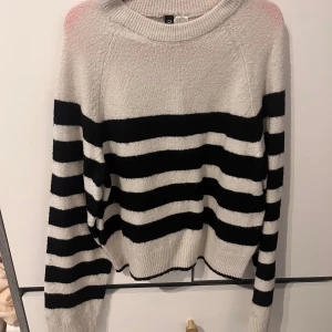 Randig stickad tröja från Divided - Säljer en mysig stickad tröja från Divided H&M i storlek XXS. Den är tyvärr för liten därför säljs den.