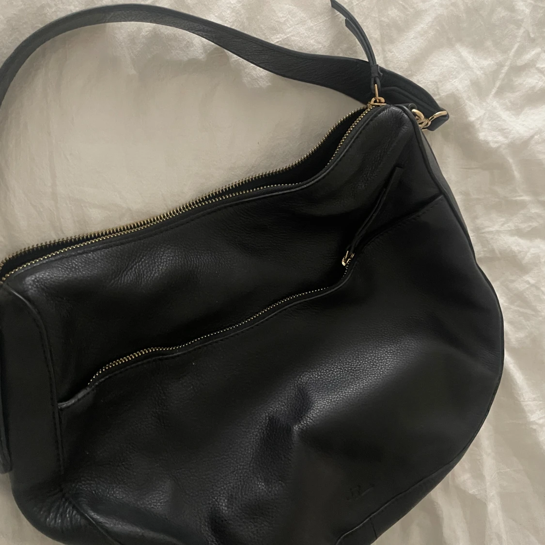 Svart axelväska i skinn med dragkedja - 1