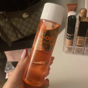 Bio-Oil Hudvårdsolja 125ml - Bio-Oil hudvårdsolja i en genomskinlig plastflaska med vit skruvkork. Oljan är orangefärgad och flaskan rymmer 125. Bra gör att minimera bristningar och ärr. Passar alla hudtyper.