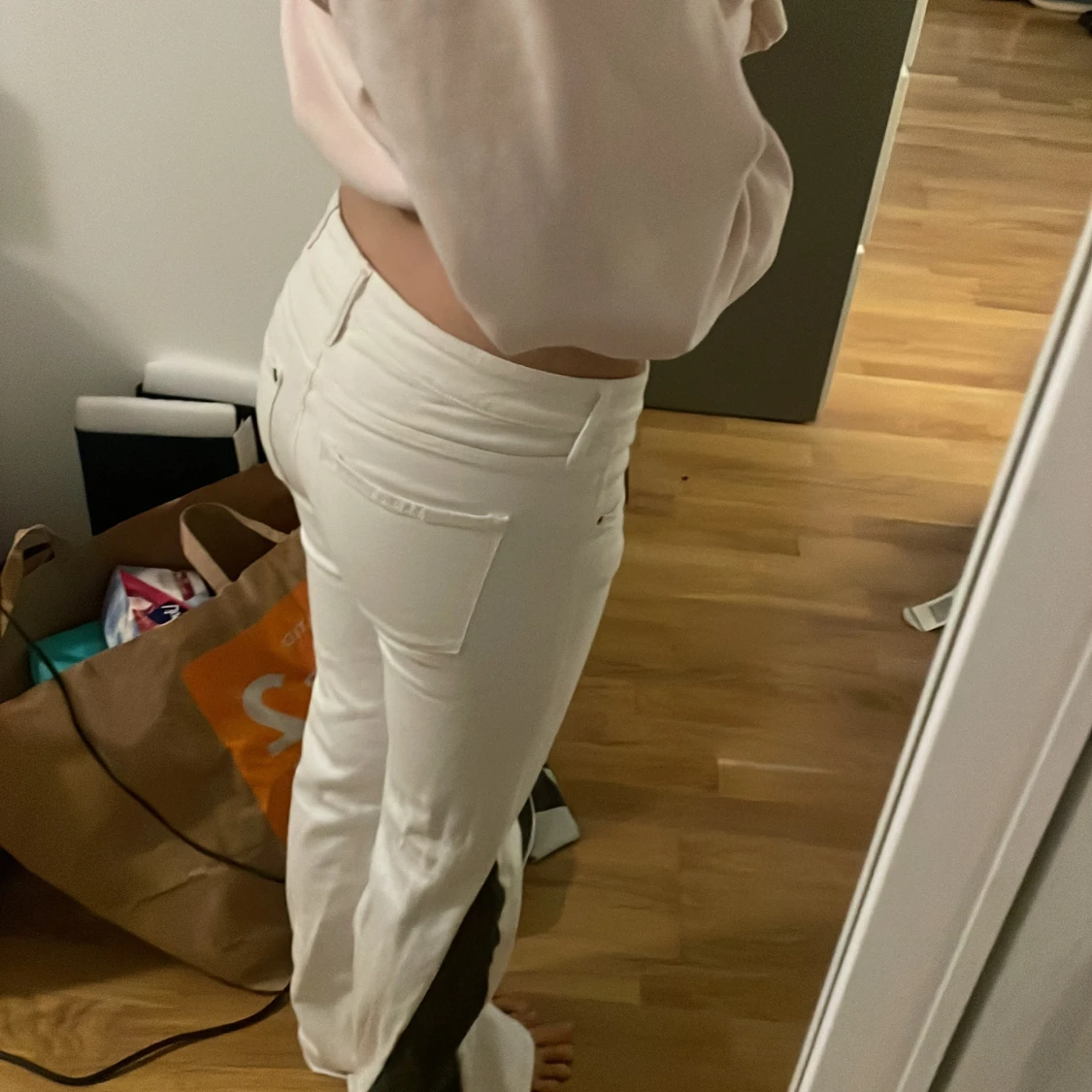 Vita bootcut jeans med svart slits