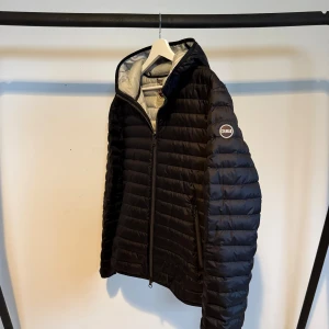 Colmar Pufferjacka Svart - En pufferjacka från Colmar, i riktigt bra skick! Storlek L men sitter mer som en Medium💫