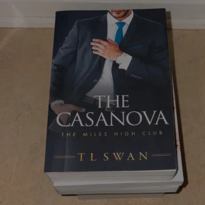 The Casanova: The Miles High Club - En modern roman med stilren omslagsdesign. Perfekt för dig som gillar romantik och spänning i lyxiga miljöer. Passar unga vuxna som söker en fängslande berättelse om passion och relationer.