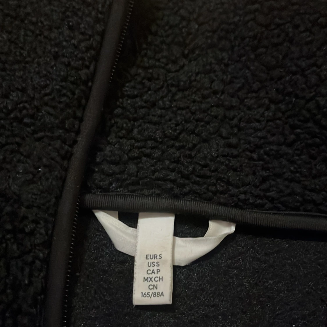 Svart teddyjacka med dragkedja - 1