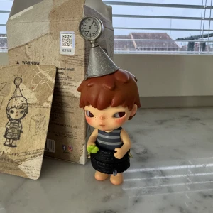 Hirono Echo Series Get Lucky - Samlarfigur från Hirono Echo Series, 'Get Lucky'. Komplett med originalförpackning och samlarkort. Figuren är ny och direkt från PopMart webbsidan!🤗