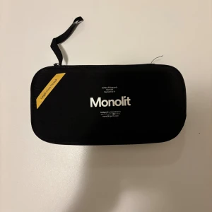 Monolit benskydd!  - Monolit Carbon Shin Guards, length 19 cm (7 1/2 inch), equilateral fit. Delivered in original case with instructions. Designed in Scandinavia. Appears in excellent condition, no visible wear or damage. Lightweight and durable for optimal protection. Aldrig använda, de skickas 24h efter köp! 