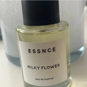 Essnce Milky Flower Parfym - Upptäck Essnce Milky Flower Eau de Parfum – en stilren parfym som passar dig som vill sticka ut. Perfekt för dig som gillar minimalistisk design och vill ha något unikt i din samling.