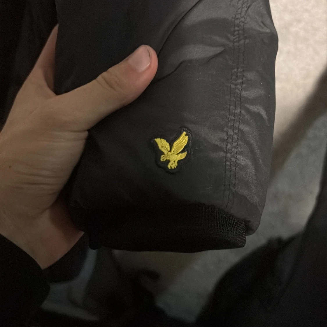 Svart pufferjacka från Lyle & Scott - 3