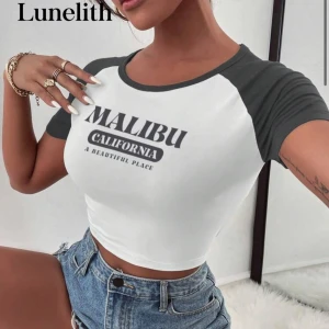 Vit och grå croppad topp från SHEIN - Säljer en croppad topp från SHEIN. Använd ett fåtal gånger så är i riktigt fint skick! Skriv gärna för fler bilder🤗💕