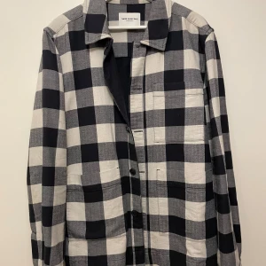 Overshirt från Tjese Glory Days - Tjockare skjorta/overshirt från These Glory Days. Använd 1 gång, size L